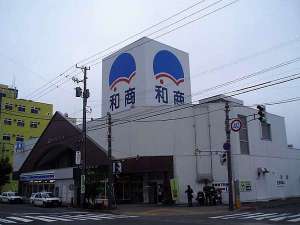 和商市場まで徒歩5分です♪新鮮な魚介類がたくさんあります。