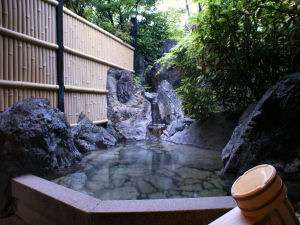 ゆったりと浸かれる客室露天風呂。やわらかい泉質が特徴です。