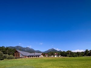 牧草地から新館を望む