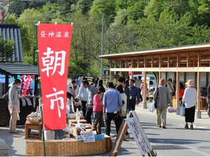 【朝市】年中無休雨の日も雪の日も毎日開催!4月〜10月/6:00〜8:0011月〜3月/6:30〜8:00