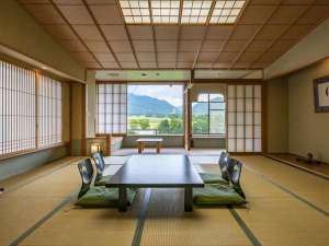 【葵館和室】美しい山並みとのどかな景色が広がる、眺望お勧めの葵館