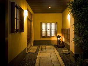 八坂神社の近く、高台寺のふもとに佇む「坂の上」へお越しください。