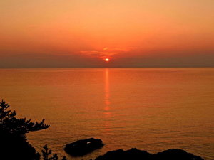 景色|水平線に夕陽が沈む瞬間をゆっくりとご覧ください