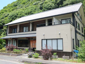 【外観】清流日高川沿いに佇む自然に囲まれたお宿です。