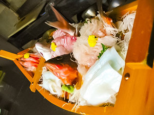 ・さかな屋の新鮮な船盛をどうぞ。