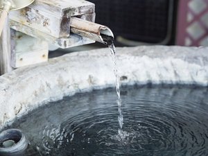 【エントランス】ホテル玄関前には飲める源泉がございます。