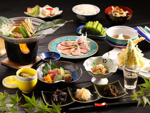 【ご夕食一例】地元の旬の美味しさを愉しんでいただきたく、当館ならではの工夫を凝らした会食膳です。