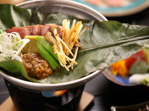 【ご夕食一例】信州牛の陶板焼き 季節によって台の物を変更いたします。