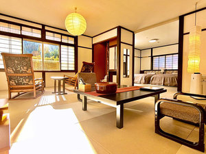 【2階十枚山の間・25畳】お部屋全景・特注椅子のある景色を楽しむお部屋と、ベッドの寝室の二間続きの和室