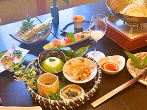 【季節の夕食(春のお料理)一例】食から梅ヶ島の四季を楽しめる工夫を凝らしております。