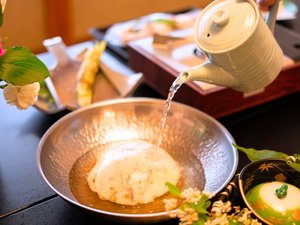 【駿河軍鶏の生湯葉包み鍋】梅ヶ島の豊かな大地でストレスフリーで育った地鶏の軍鶏をお鍋でご用意します。