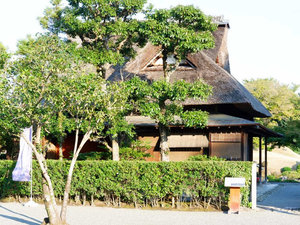 【水前寺成趣園/古今伝授の間】当宿から徒歩3分。茅葺き屋根の歴史ある熊本県指定重要文化財です。