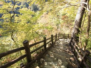 【回顧の滝】回顧の吊橋を渡り、10メートル程歩くと展望台があり、そこから滝を眺めることができます。