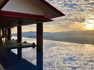 アクアテラス ホテルが建つ妙高山からの湧水を湛えた水盤越しに、信越の山々を望む絶景