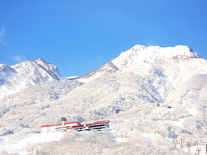 日本百名山に選ばれる妙高山の中腹、標高約1000mに建つ赤倉観光ホテル