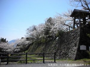 【日出城址】石垣や堀等を別府湾の景色と共に楽しむ・・・当館から車で5分