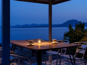 【中庭】夜の静寂に浮かび上がる、ランタンの温かい光が幻想的な空間