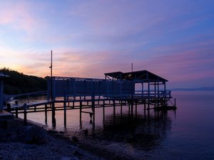 【海へと続く桟橋】茜色と紫が混ざり合う空 桟橋から眺める美しすぎる夕暮れ
