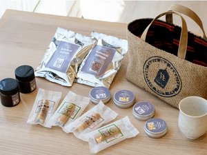セルフサービス式店舗「The SHOP」。アメニティ類の他、地ビールやお菓子などもございます。