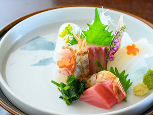 【季節のお造り盛り合わせ】近海で採れる海の幸を料理長が厳選。