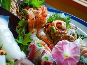 料理長が素材を厳選した、夏の山陰ならではのお料理。新鮮魚介のお造り盛り