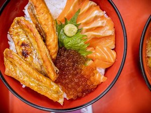 【車で約10分】新鮮な魚介類が豊富に並ぶ、活気あふれる市場「八戸朝市(陸奥湊)」