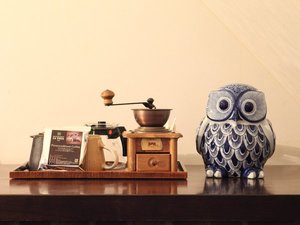 【客室備品】客室では手挽きのコーヒーが愉しめるコーヒーミルセットをご用意しております。