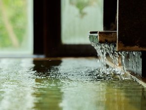 【大浴場/内湯】大雪山の自然を感じながら、「旭岳温泉」の湯を心ゆくまでご堪能ください。