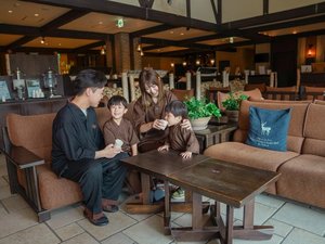 【1階/ロビー】ご家族で集まり、落ち着いてご滞在いただける設えを。
