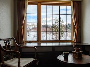 【客室/眺望】冬の旭岳を窓から眺める、この時期だけのおたのしみ。※山側の客室のみ。