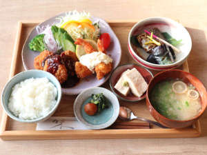 【夕食一例】日替わりでボリュームのあるお食事をご提供いたします。