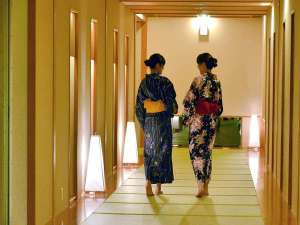 畳廊下を進んだ先に露天風呂付大浴場「ゆらく」がございます