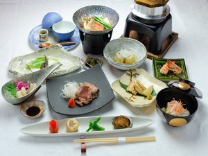 【料理長おすすめ厳選懐石コース】旬を映す由布院の懐石料理(写真は一例です)