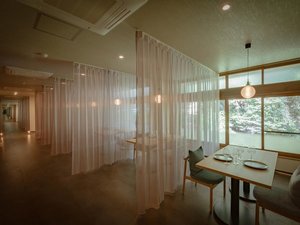 【レストラン:Repast】ゆらめく湯気とカーテンが、くつろぎの空間を演出します