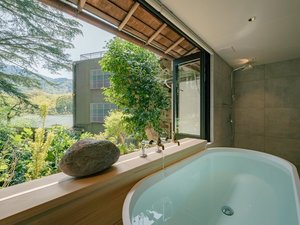 【中庭の部屋】時を経ても美しいもの。それは年月をかけて育った庭の木や、部屋の柱、木枠の障子