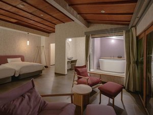 【黄昏の部屋】客室と浴室を大きな硝子で仕切り、開放感のある空間に