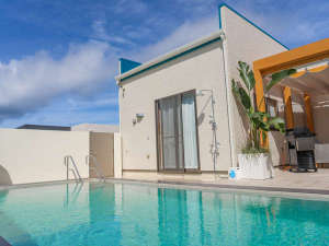 【沖縄県本部の貸し別荘・コテージ・ヴィラ・コンドミニアム】美ら海ビレッジ プール＆テラス