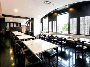 2階『リューバンカフェ』。モダンな店内で楽しいひと時をお楽しみください。