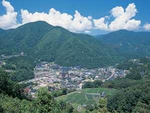 【夏】夏の昼神温泉遠景。山間の静かな温泉郷です。