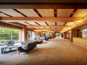 ゆったり広いロビーは、段差のないフラットな造りです。