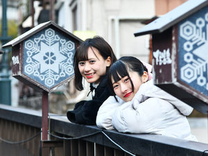 美しい下呂温泉の街並みを友達同士で散策♪ 食べ歩きや射的も楽しめる温泉街旅♪