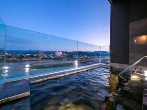 遮るものがない圧倒的な開放感。日常の喧騒を忘れ、ただ景色に浸る贅沢。