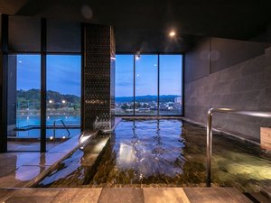 湯面に映る灯りと、静寂。球磨川の夜景を眺め、深くリラックス。