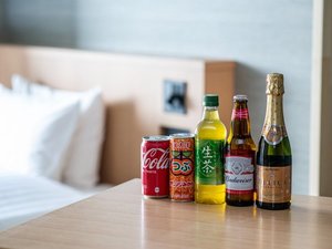 スイート/セミスイート限定、無料のミニバー。到着直後から始まる、プライベートな宴。