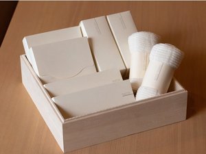 あえての無地という「引き算の美学」。空間に溶け込む、計算されたおもてなし。