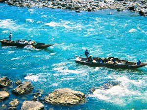 爽快な風を切り、青空の下を滑るように進む舟。球磨川の躍動感を体感。