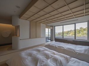 ◆客室 リニューアル半露天風呂付客室(一例)/半露天風呂を備えた心安らぐ落ち着いた客室です。