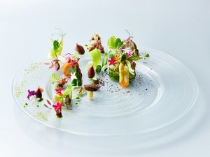 手仕込み、直前仕上げ、出来立て提供にこだわり、繊細なプレゼンテーションとモダンなアプローチのフレンチ
