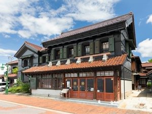 福西本店店蔵 ホテルから徒歩2分 見事な黒い蔵は黒漆喰という贅沢な造りです。