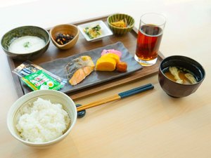 ご朝食は和洋から選べるメイン+ハーフブッフェ